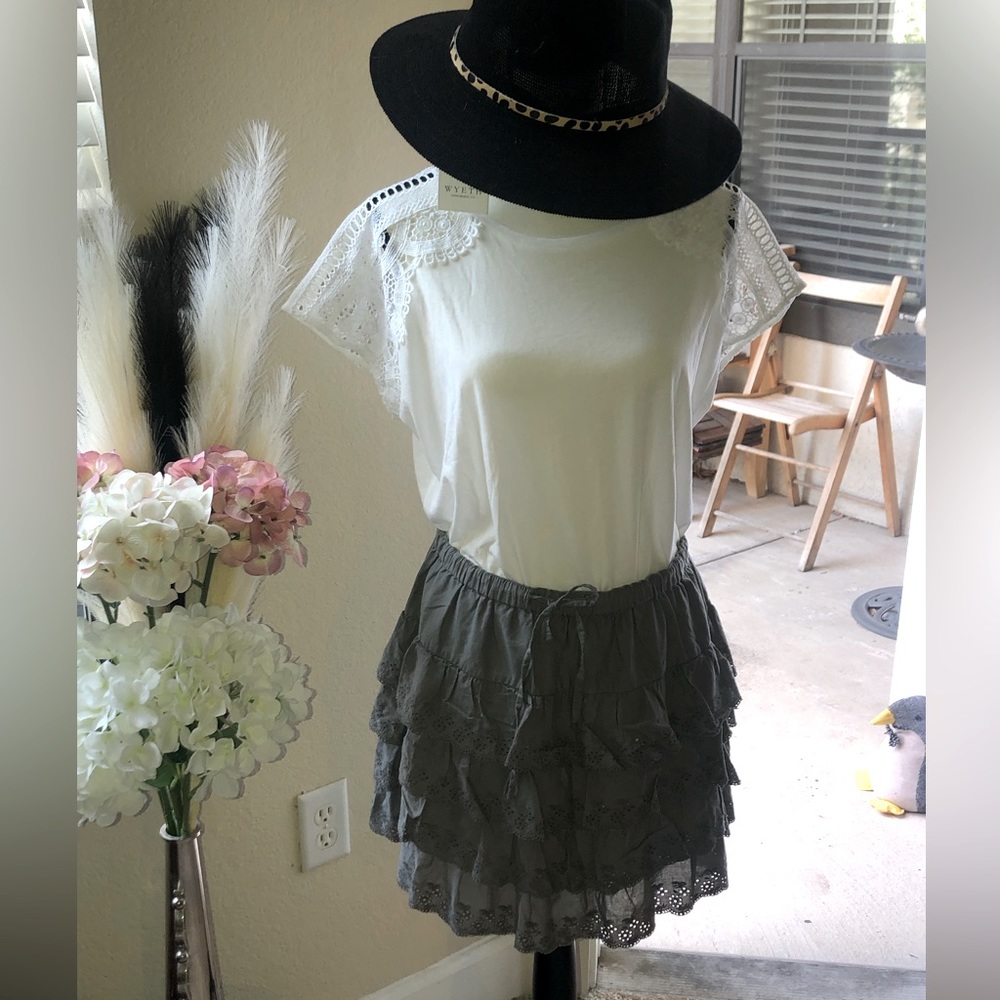 Mini Grey skirt. Brand Sud express. Size 40 (Medium). Elastic waistband.